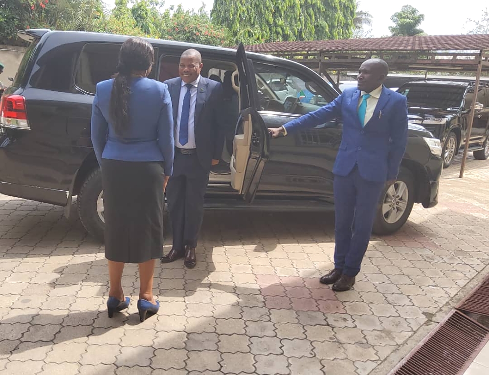 Balozi wa Tanzania nchini Burundi akimkaribisha Mkuu wa Majeshi Gen. Jacob John Mkunda alipowasili kwenye ofisi za Ubalozi.