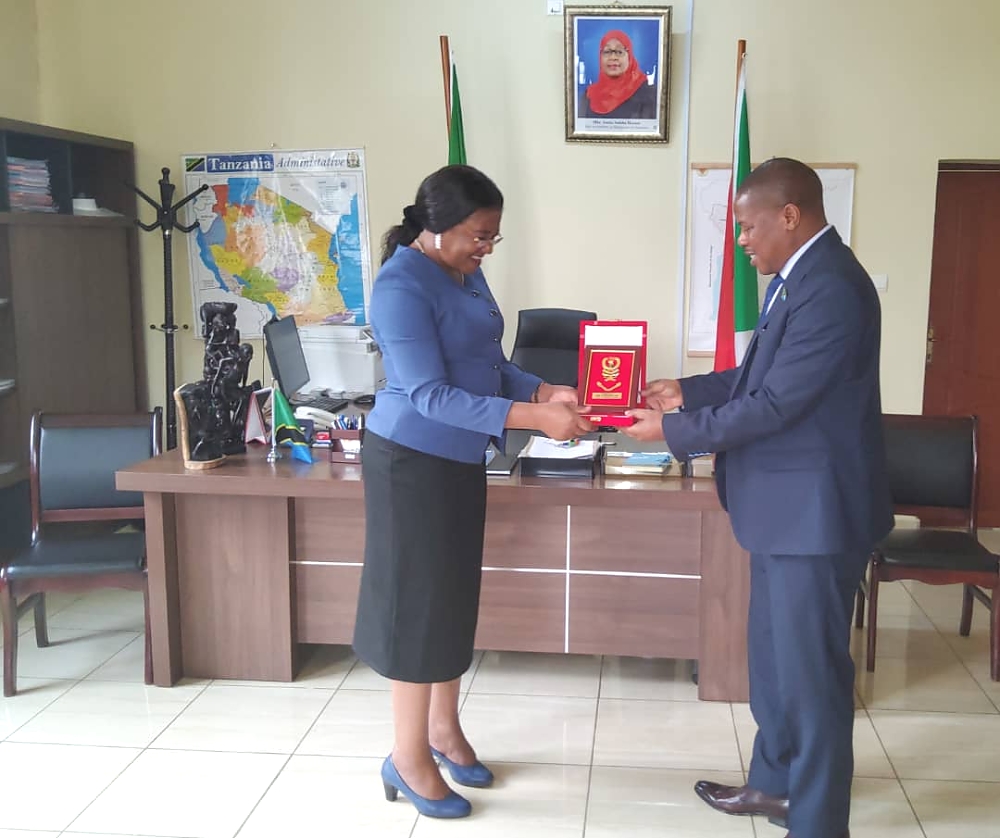 Mkuu wa Majeshi Gen. Jacob John Mkunda akimkabidhi zawadi Balozi wa Tanzania Dkt. Jilly E. Maleko,