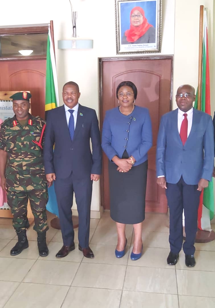 Balozi wa Tanzania Dkt. Jilly E. Maleko akiwa katika picha ya pamoja na Mkuu wa Majeshi Gen. Jacob John Mkunda.