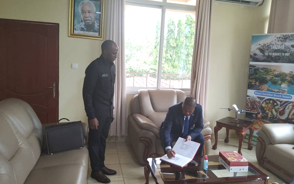 Mkuu wa Majeshi Gen. Jacob Jonh Mkunda akisaini kitabu cha wageni kwenye ofisi za Ubalozi.