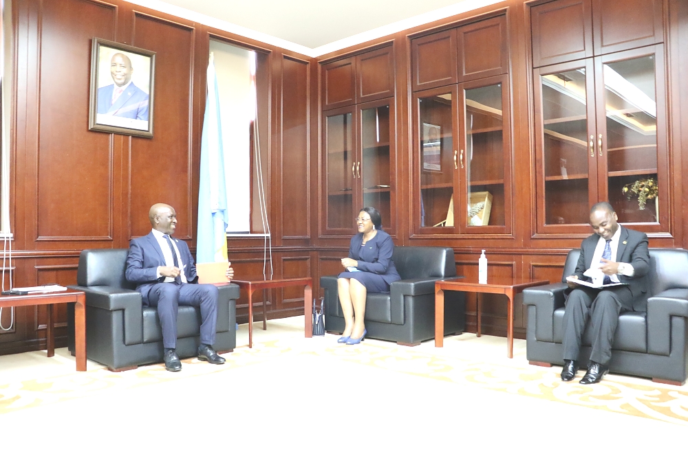 Pichani Mhe. Balozi akijadiliana jambo na Mhe. Waziri Mkuu, Ikulu ya Burundi tarehe 7 Novemba, 2022.