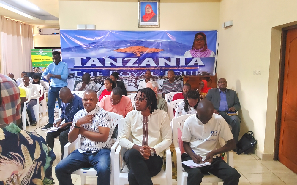 Pichani waandaaji wa safari za watalii pamoja na Waandishi wa Habari wakifuatilia mkutano huo leo tarehe 01 Septemba, 2022 kwenye ofisi za Ubalozi.