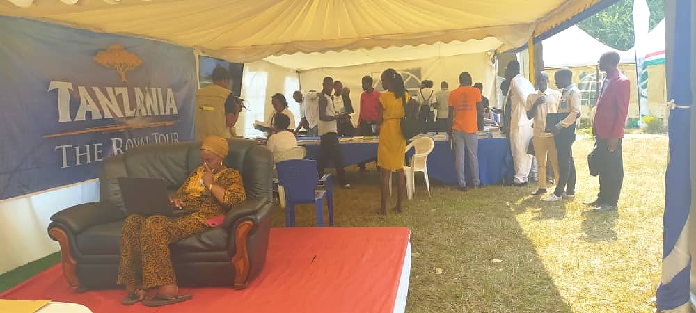 WADAU MBALIMBALI WA KISWAHILI WALIPOTEMBELEA BANDA LA MAONESHO LA UBALOZI WAKIANGALIA VITABU VYA KISWAHILI.