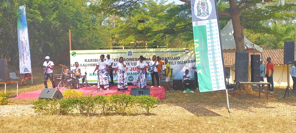 KIKUNDI CHA TAARAB CHA ALWATAN KUTOKA BUJUMBURA KIKITUMBUIZA NYIMBO WAKATI WA MAADHIMISHO.