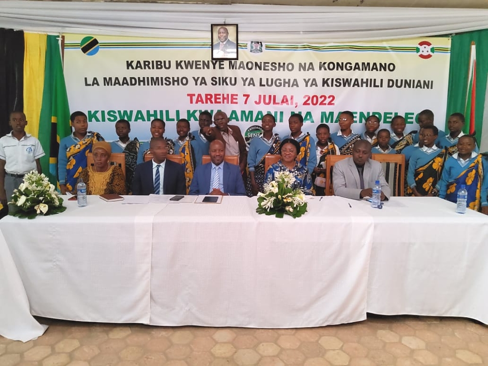 MGENI RASMI  BW. JEAN CLAUDE KANENE AKIWA NA MHE. BALOZI DKT JILLY E. MALEKO KATIKA PICHA YA PAMOJA NA WANAFUNZI WA SHULE YA SEKONDARI YA ECCO BURUNDI, MARA BAADA YA WANAFUNZI HAO KUTUMBUIZA NYIMBO ZA KISWAHILI WAKATI WA MAADHIMISHO.