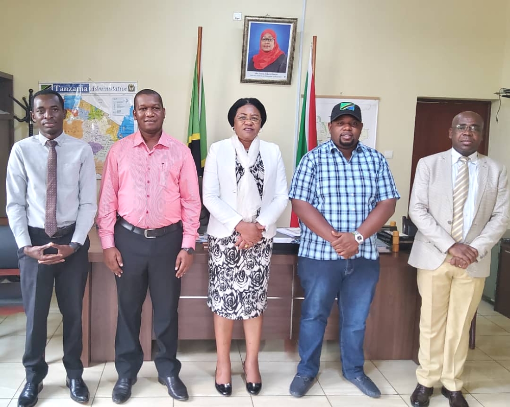 PICHANI MHE. BALOZI DKT. JILLY E. MALEKO AKIWA KWENYE PICHA YA PAMOJA NA MAKADA WA CCM(MANAIBU KATIBU MKUU BARA NA VISIWANI) MARA BAADA YA MAZUNGUMZO MAFUPI LEO TAREHE 27 AGOSTI, 2022.