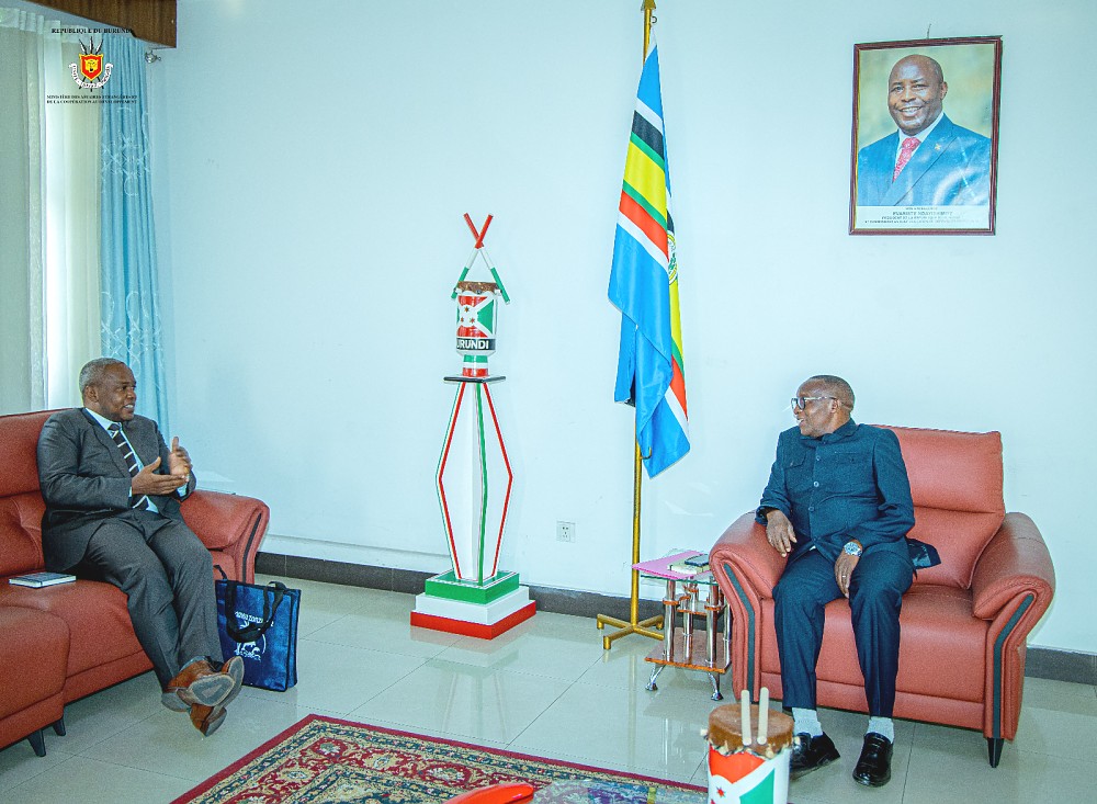 Mhe. Gelasius G. Byakanwa, Balozi wa Tanzania nchini Burundi akiwa kwenye mazungumzo na  Mhe. Edouard Bizimana, Waziri wa Mambo ya Nje wa Jamhuri ya Burundi kwenye ofisi ya wizara hiyo.