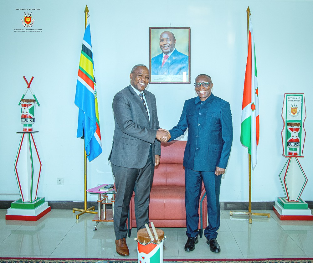 Mhe. Gelasius G. Byakanwa, Balozi wa Tanzania nchini Burundi akisalimiana na Mhe. Edouard Bizimana, Waziri wa Mambo ya Nje wa Jamhuri ya Burundi.