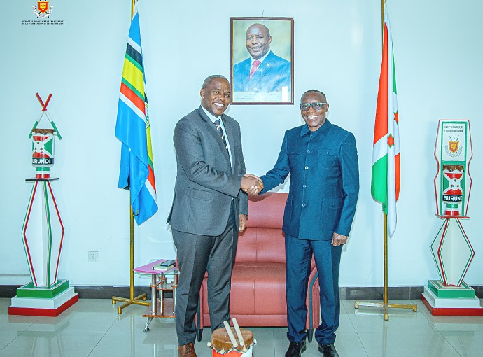 Mhe. Gelasius G. Byakanwa, Balozi wa Tanzania nchini Burundi akisalimiana na Mhe. Edouard Bizimana, Waziri wa Mambo ya Nje wa Jamhuri ya Burundi.