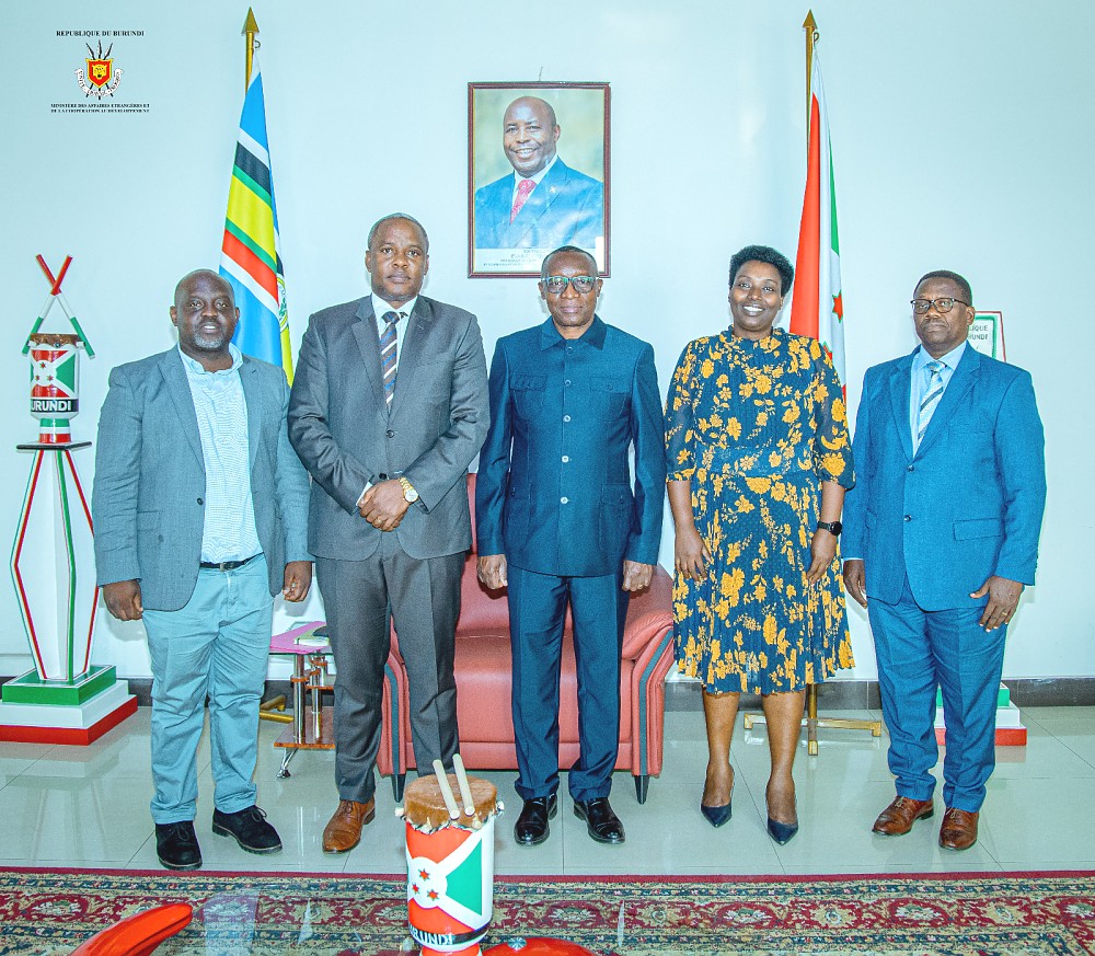 Mhe. Gelasius G. Byakanwa, Balozi wa Tanzania nchini Burundi akiwa kwenye picha ya pamoja na  Mhe. Edouard Bizimana, Waziri wa Mambo ya Nje wa Jamhuri ya Burundi na watendaji wengine wa wizara hiyo.